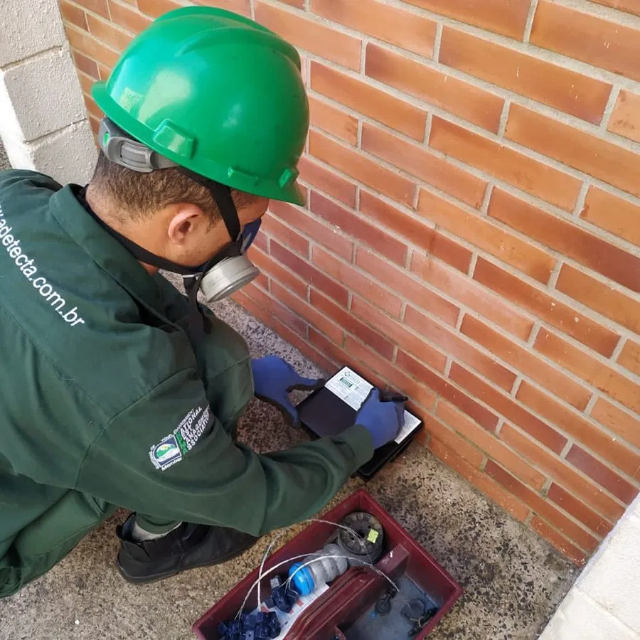 Técnico da Detecta em atendimento