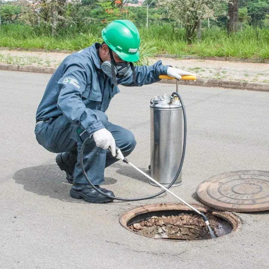 Técnico da Detecta tratando um bueiro na rua