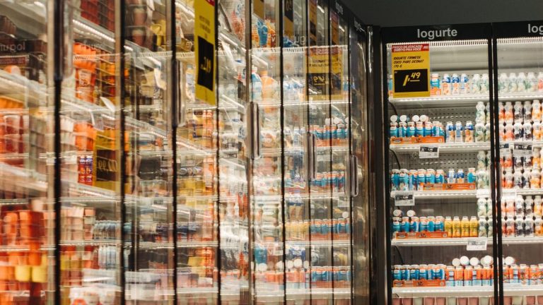 Área de indústria alimentícia preparada para controle preventivo de pragas.