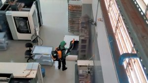 Técnico realizando aplicação profissional de controle de pragas.
