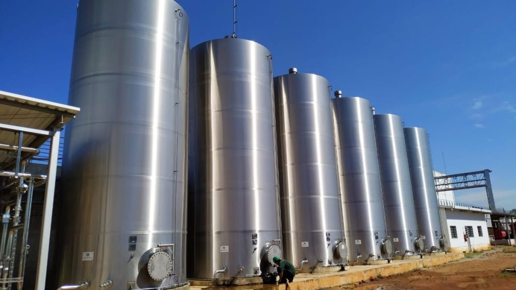 Área industrial externa monitorada por sistema de manejo de pragas.