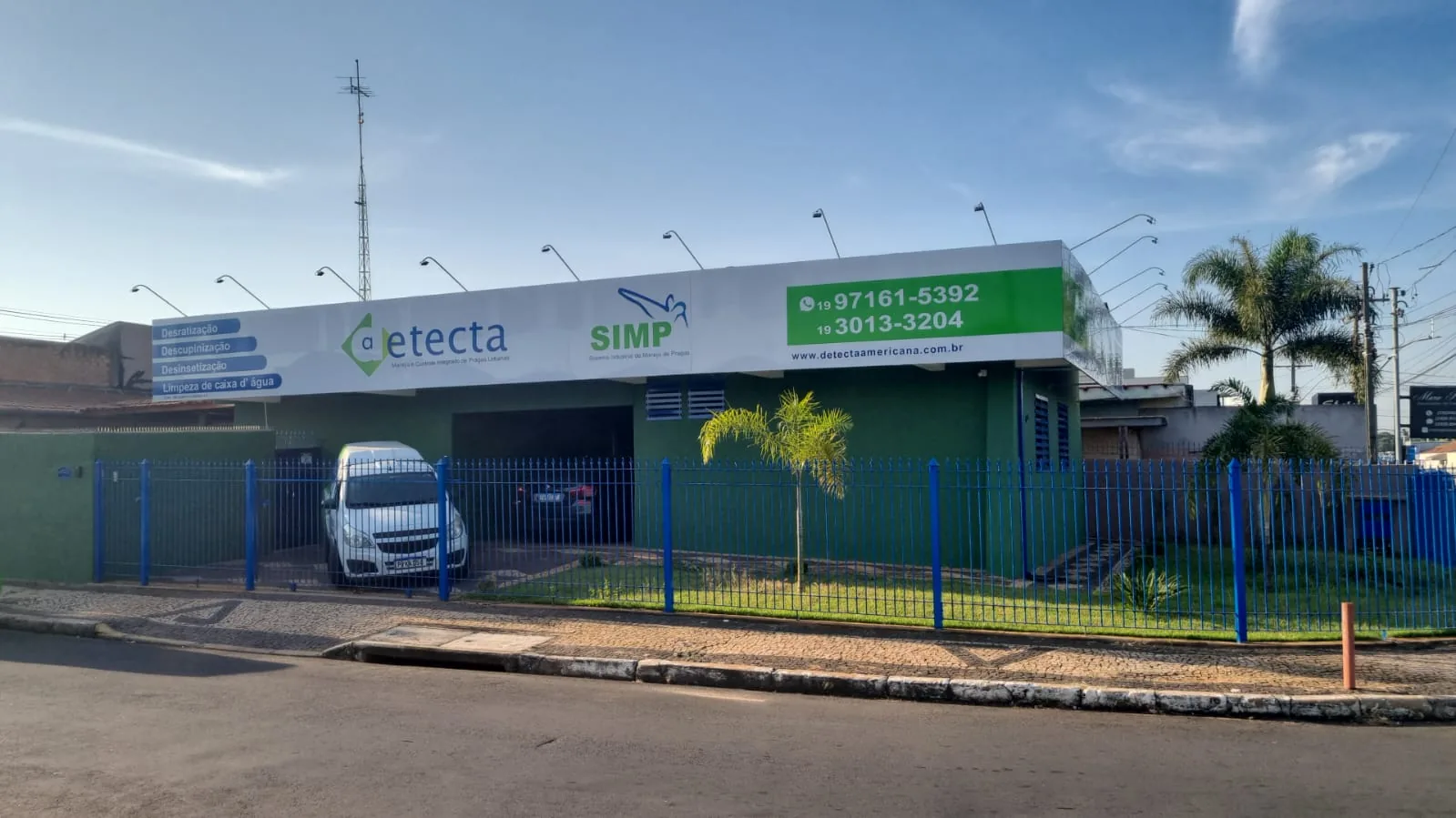 Fachada da Unidade Detecta em Americana, com placa de servicos e telefones de contato.