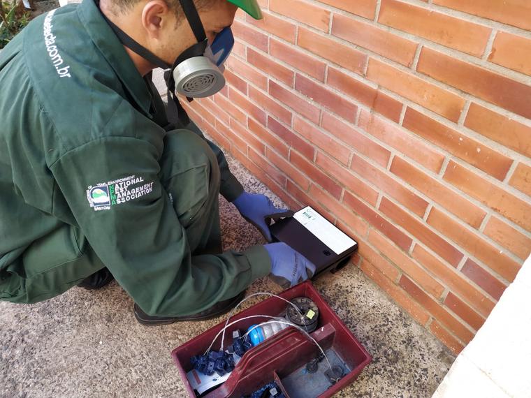 Porta-iscas instalado e monitorado